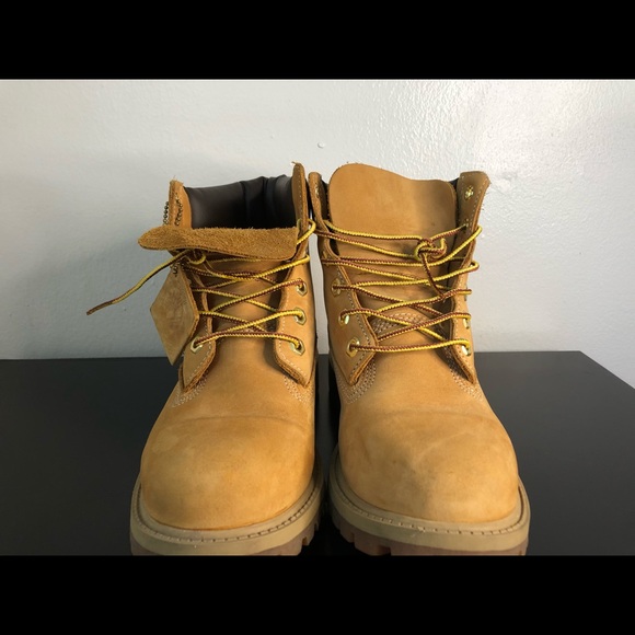 Timberlands Women’s 6 inch Premium Boots - Picture 3 of 4